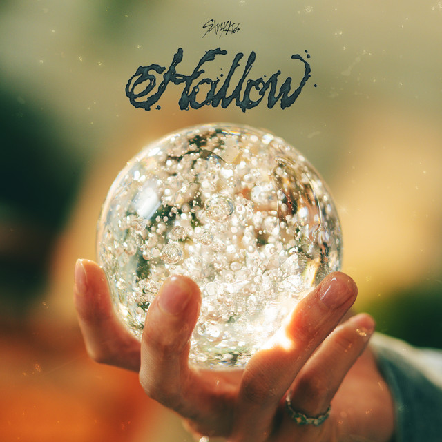 کاور آلبوم Hollow از Stray Kids