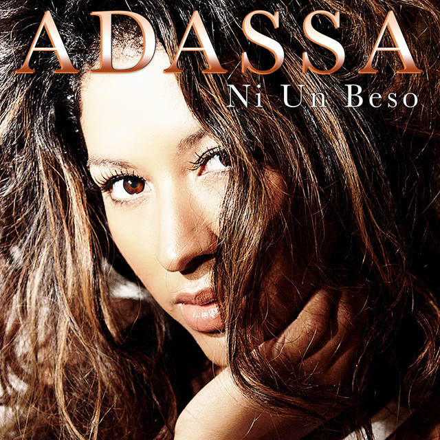 کاور آهنگ Ni Un Beso از Adassa