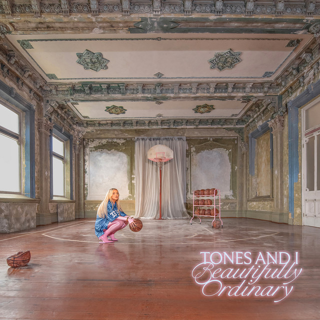 کاور آلبوم Beautifully Ordinary از Tones And I