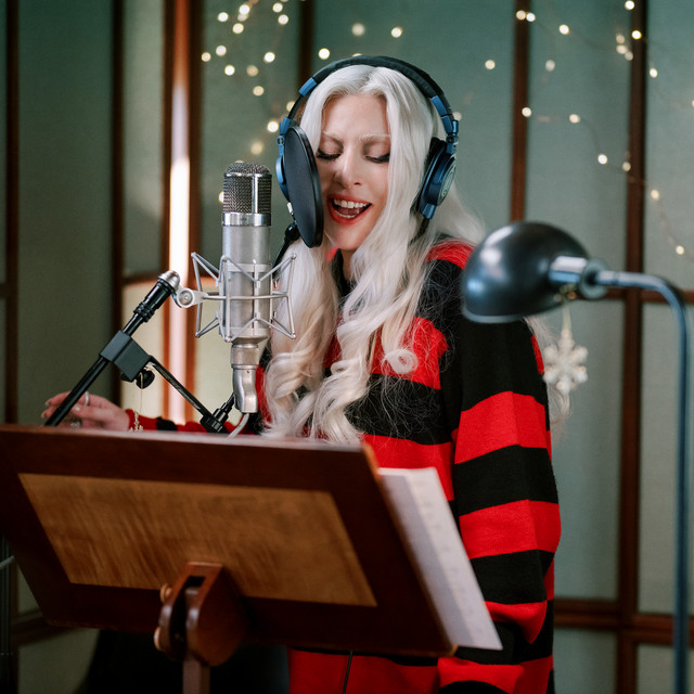 کاور آهنگ Santa Claus Is Coming To Town از Lady Gaga