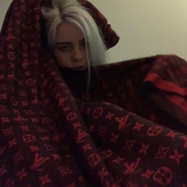 کاور آهنگ b!%ches broken hearts از Billie Eilish