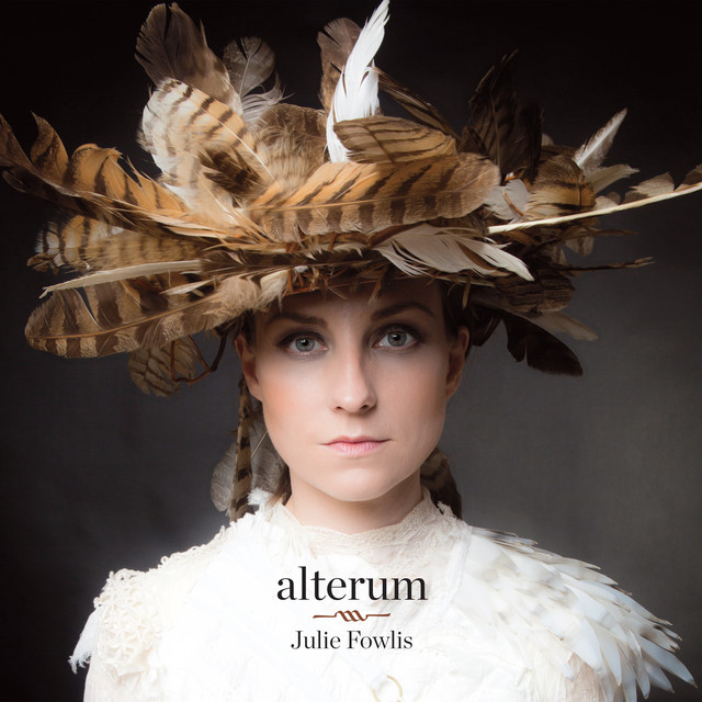 کاور آهنگ Cearcall Mun Ghealaich از Julie Fowlis, Muireann Nic Amhlaoibh